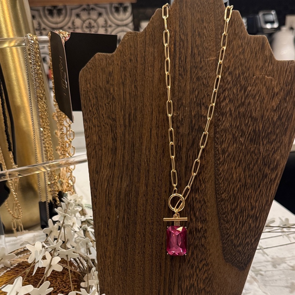 Elegant Gold Necklace with Pink Gemstone
